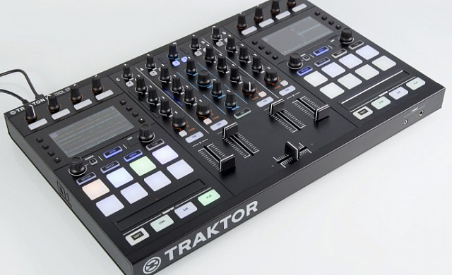 Native Instruments TRAKTOR KONTROL S5 — портативный четырехканальный контроллер с возможностями TRAKTOR KONTROL S8